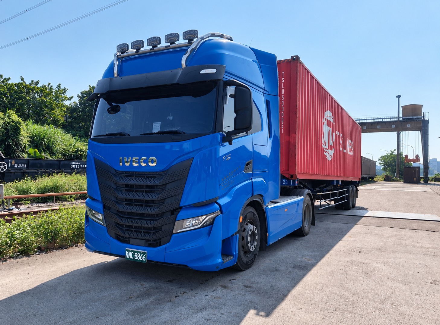 共興交通藍色貨櫃聯結車於轉運場作業
